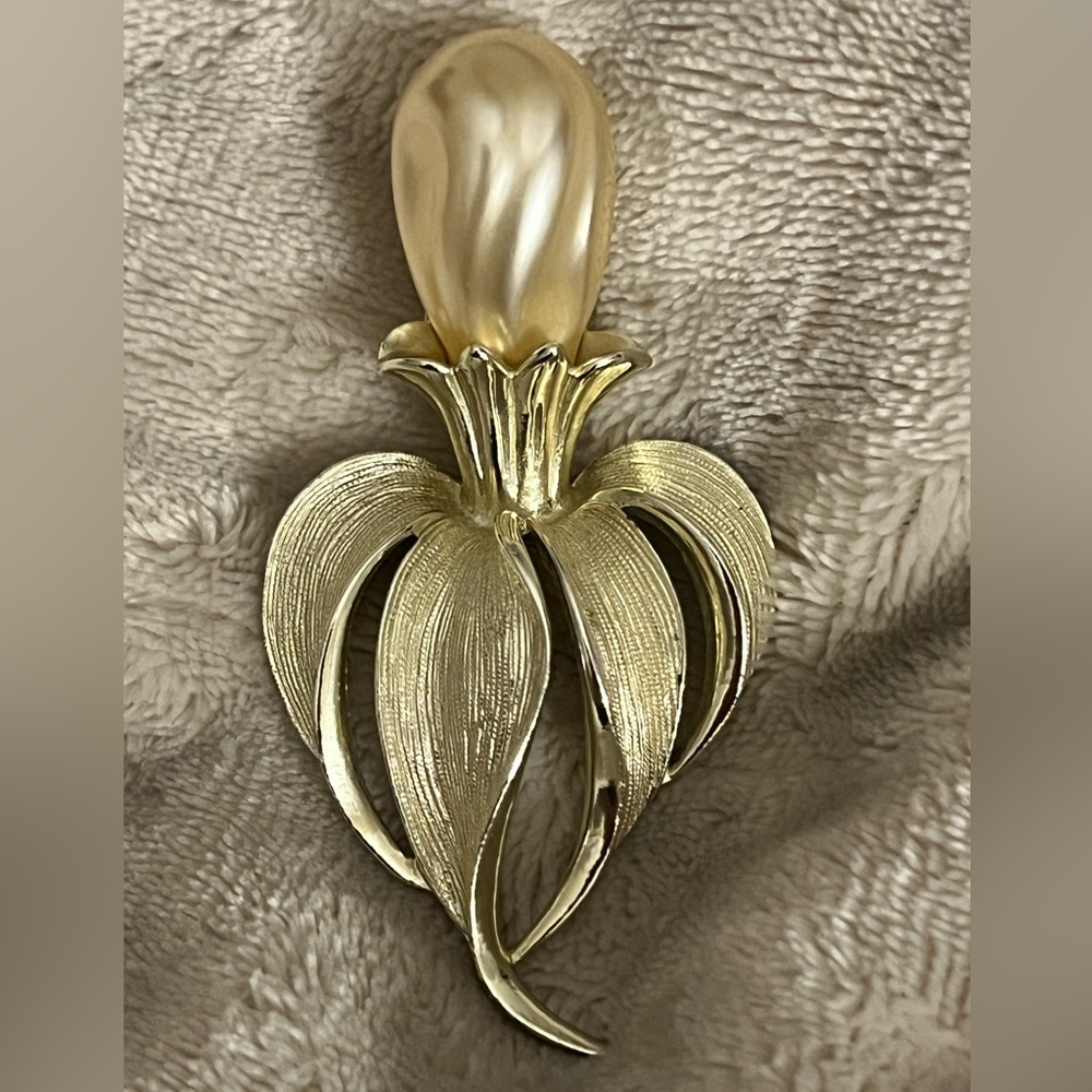 Sarah Coventry Vintage Gold Tone Faux
Large Pearl Fantasy Pin Brooch 3"
